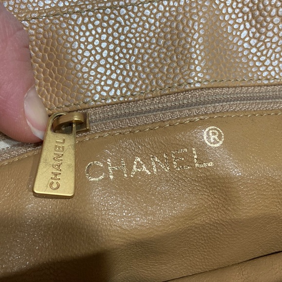CHANEL Iridescent Pearl Caviar Tote bag - Picture 8 of 14